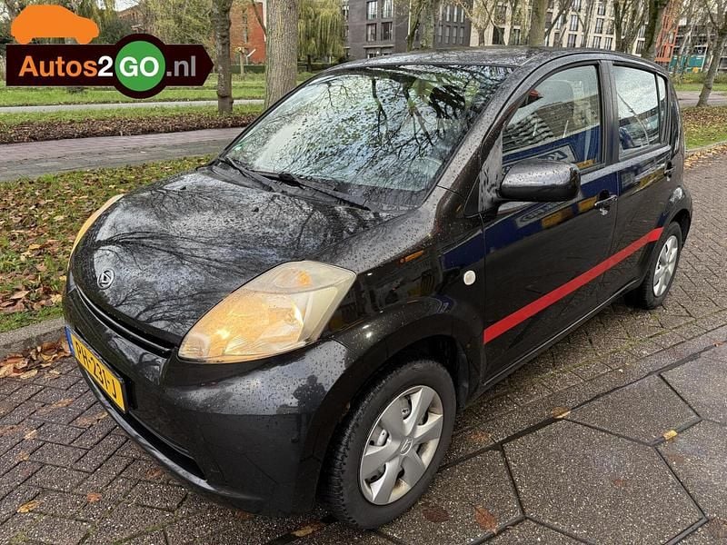 Zwart Gebruikt 2007 Daihatsu Sirion Hatchback | € 2.745 (Eerlijke prijs) - Afbeelding 1/4