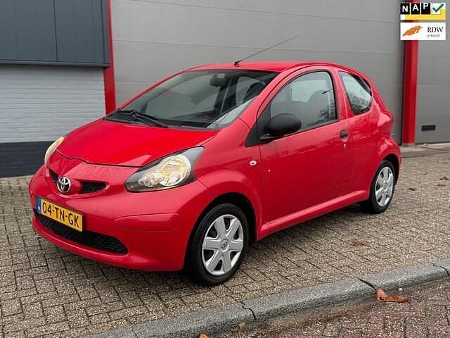 Rood Gebruikt 2006 Toyota Aygo Hatchback | € 1.849 (Goede deal) - Afbeelding 1/4