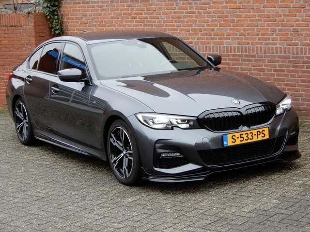 Grijs Gebruikt 2020 BMW 318 M Sport Sedan | € 31.950 (Iets duurder) - Afbeelding 1/4