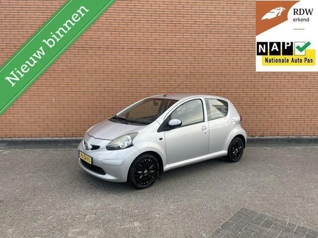 Grijs Gebruikt 2008 Toyota Aygo Hatchback | € 1.995 (Eerlijke prijs) - Afbeelding 1/4