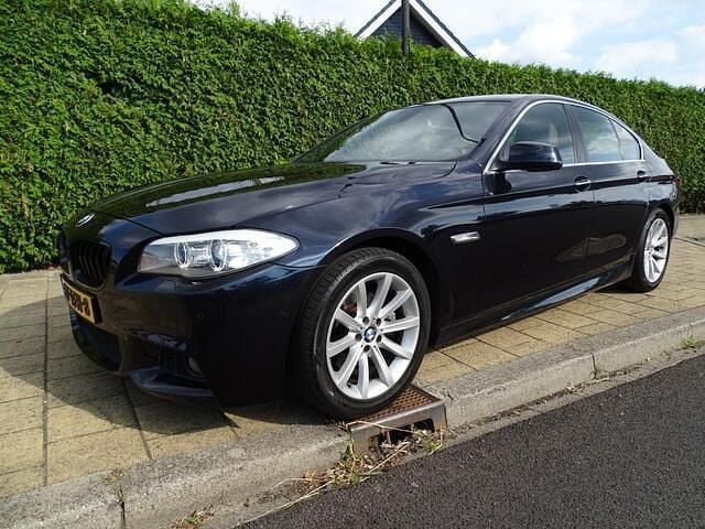 Zwart Gebruikt 2012 BMW 520 M Sport Sedan | € 13.950 (Eerlijke prijs) - Afbeelding 1/4