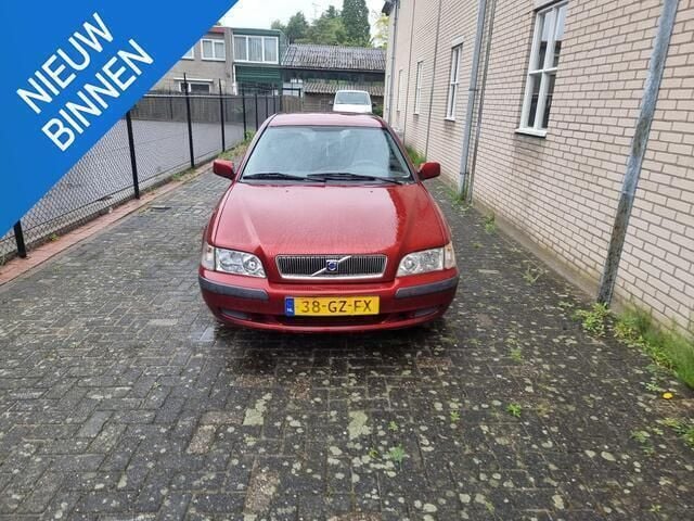 Rood Gebruikt 2001 Volvo V40 Stationwagen | € 450 (Eerlijke prijs) - Afbeelding 1/4