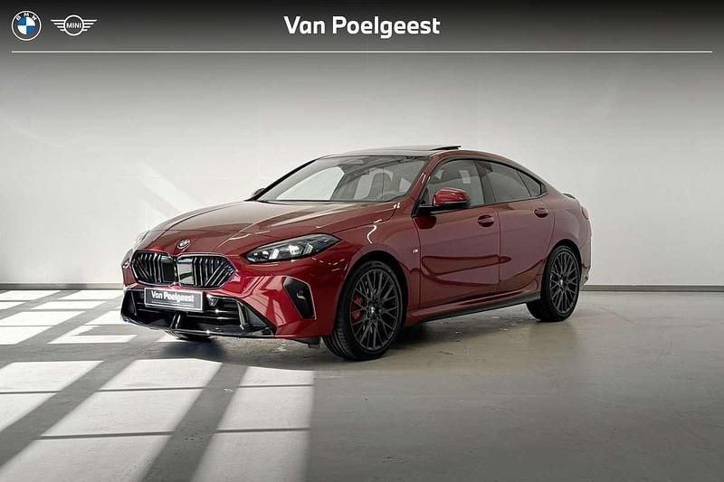 Fire rot metallic (rood metallic) Nieuw 2025 BMW 220 M Sport Coupé | € 61.657 (Eerlijke prijs) - Afbeelding 1/4