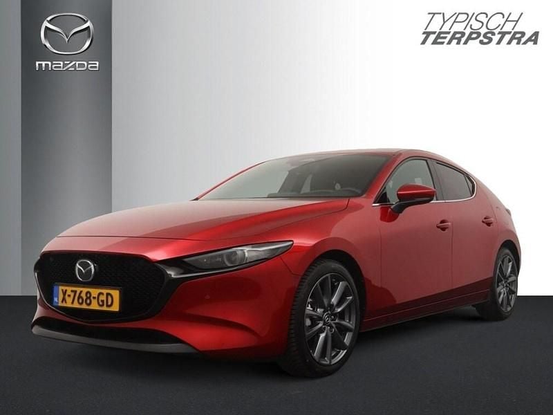 Soul red crystal (rood metallic) Gebruikt 2023 Mazda 3 Exclusive-Line Hatchback | € 27.450 (Eerlijke prijs) - Afbeelding 1/4