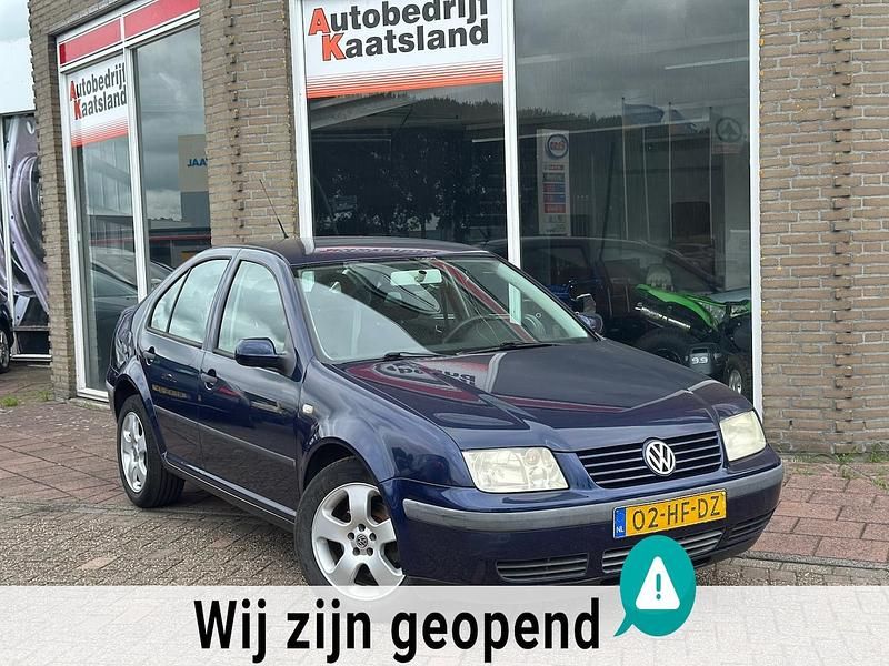 Blauw (metallic) Gebruikt 2001 VW Bora Sedan | € 1.248 (Eerlijke prijs) - Afbeelding 1/4