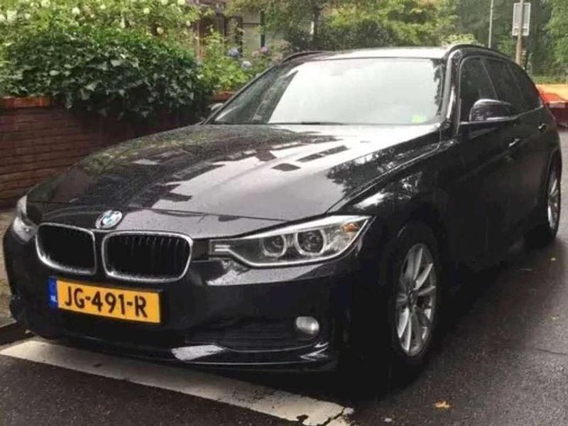 Zwart Gebruikt 2015 BMW 318 Executive Stationwagen | € 7.000 - Afbeelding 1/2