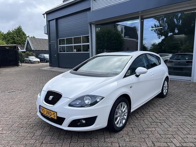 Wit Gebruikt 2009 Seat Leon Style Hatchback | € 4.900 (Eerlijke prijs) - Afbeelding 1/4