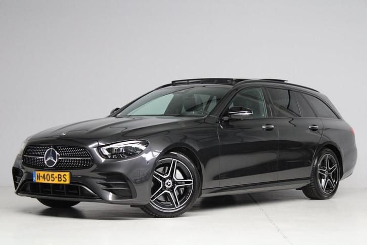 Grijs (metallic) Gebruikt 2021 Mercedes E200 AMG Stationwagen | € 36.945 (Goede deal) - Afbeelding 1/4