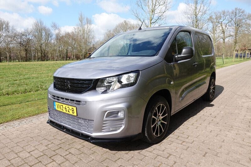 Grijs Gebruikt 2023 Peugeot Partner S MPV | € 14.999 (Eerlijke prijs) - Afbeelding 1/4