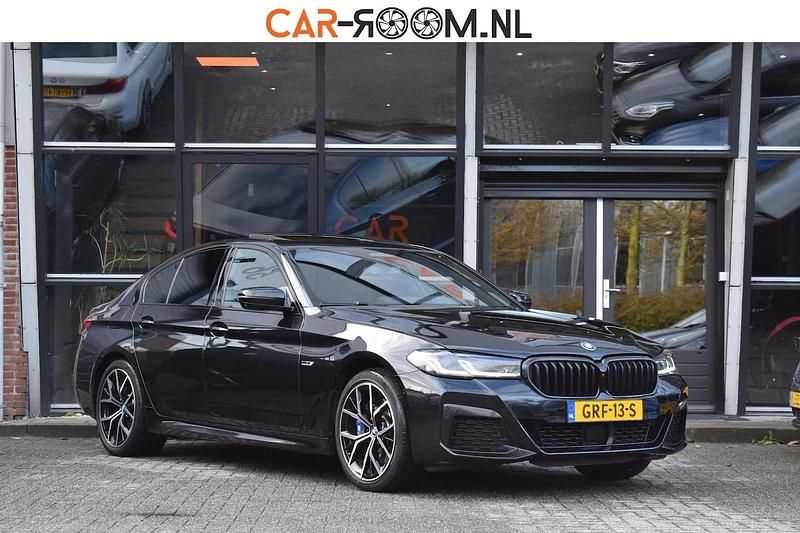 Zwart Occasion 2023 BMW 530e M Sport Sedan | € 41.950 (Eerlijke prijs) - Afbeelding 1/3