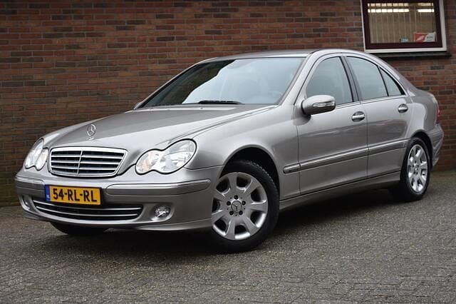 Grijs (metallic) Occasion 2005 Mercedes C200 Elegance Sedan | € 6.949 (Duur) - Afbeelding 1/4