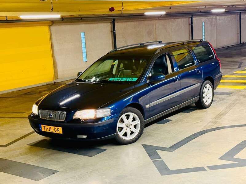 Blauw, metallic lak Gebruikt 2002 Volvo V70 Comfort Stationwagen | € 8.950 - Afbeelding 1/4