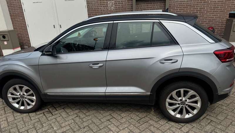 Grijs Gebruikt 2023 VW T-Roc R-line SUV | € 33.000 (Eerlijke prijs) - Afbeelding 1/4