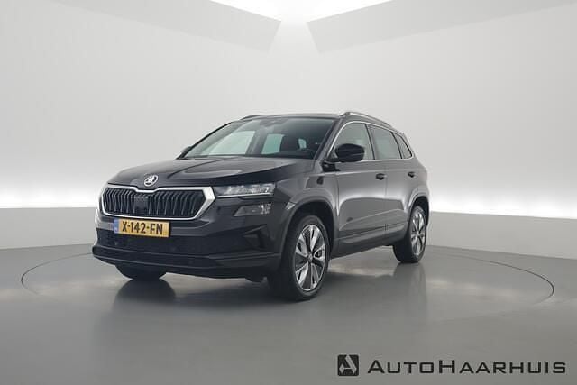 Zwart Gebruikt 2023 Skoda Karoq Style SUV | € 32.700 (Eerlijke prijs) - Afbeelding 1/3