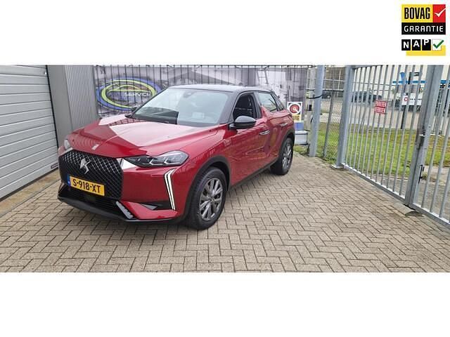 Rood (metallic) Gebruikt 2023 DS Automobiles DS3 Bastille SUV | € 19.950 (Eerlijke prijs) - Afbeelding 1/4