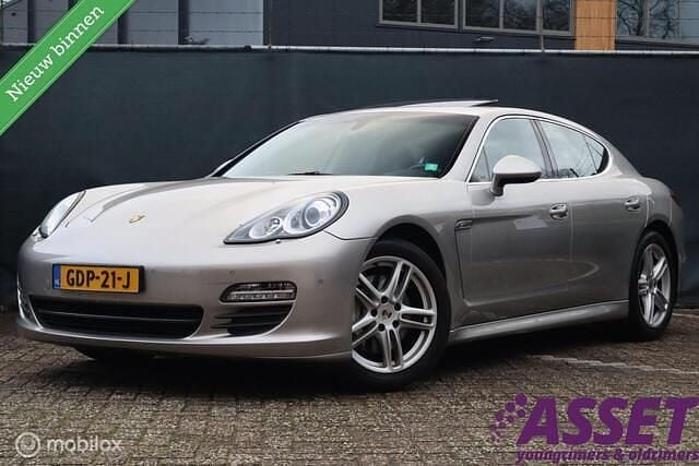 Grijs (metallic) Gebruikt 2010 Porsche Panamera Hatchback | € 34.995 (Eerlijke prijs) - Afbeelding 1/4
