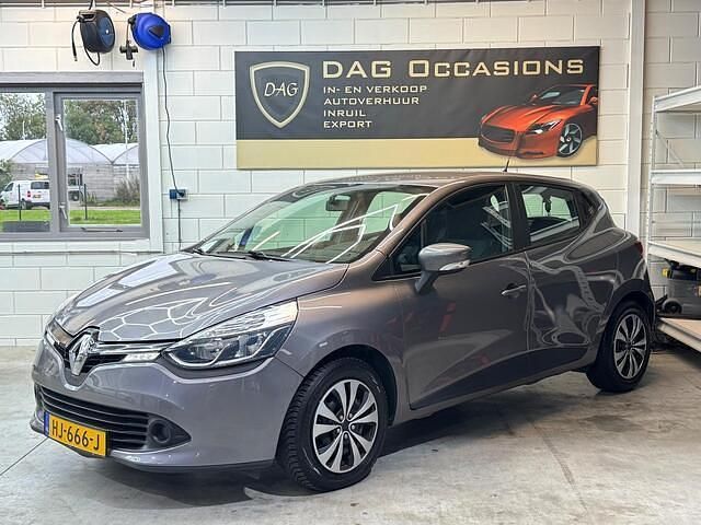Grijs (metallic) Gebruikt 2015 Renault Clio IV Expression Hatchback | € 5.450 (Eerlijke prijs) - Afbeelding 1/4