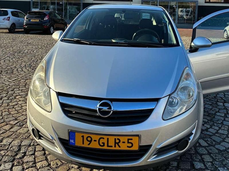 Zilver Gebruikt 2008 Opel Corsa Enjoy MPV | € 3.000 (Eerlijke prijs) - Afbeelding 1/4