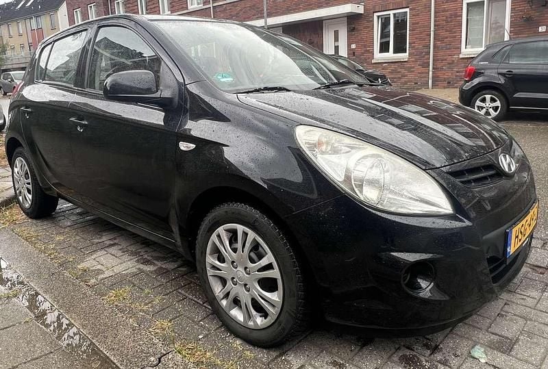 Zwart Gebruikt 2009 Hyundai i20 Dynamiq MPV | € 2.950 (Eerlijke prijs) - Afbeelding 1/4