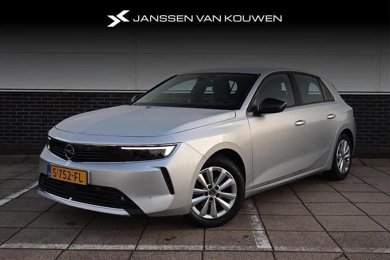 Grijs Gebruikt 2023 Opel Astra Edition Hatchback | € 20.885 (Eerlijke prijs) - Afbeelding 1/4