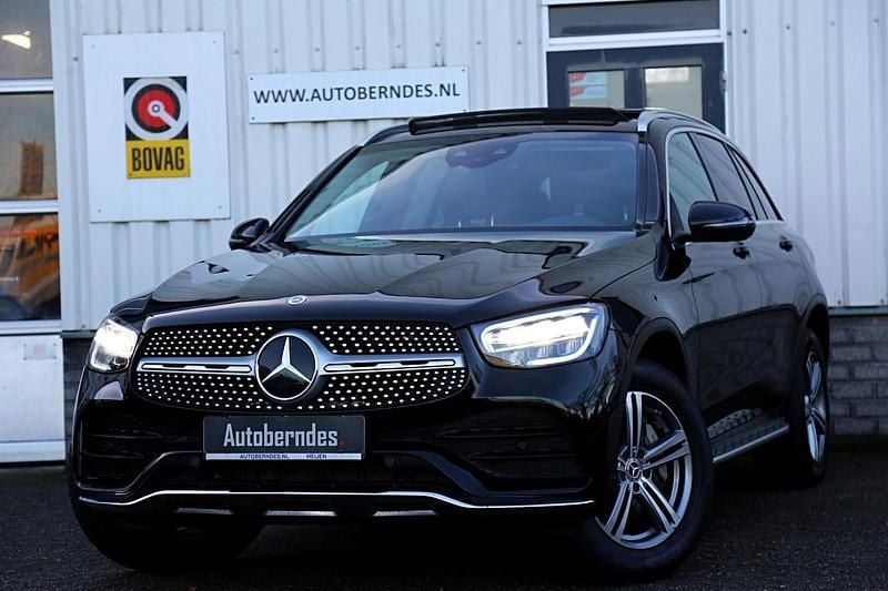 Zwart Occasion 2021 Mercedes GLC300e AMG SUV | € 42.900 (Eerlijke prijs) - Afbeelding 1/4