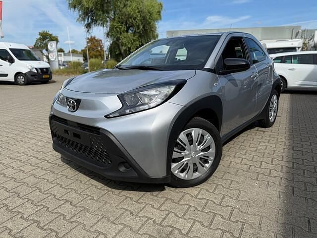 Grijs Gebruikt 2024 Toyota Aygo Play Hatchback | € 19.495 (Eerlijke prijs) - Afbeelding 1/4