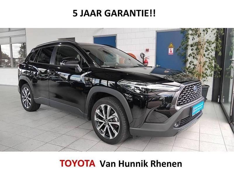 Zwart Gebruikt 2023 Toyota Corolla Cross Style SUV | € 33.950 - Afbeelding 1/4