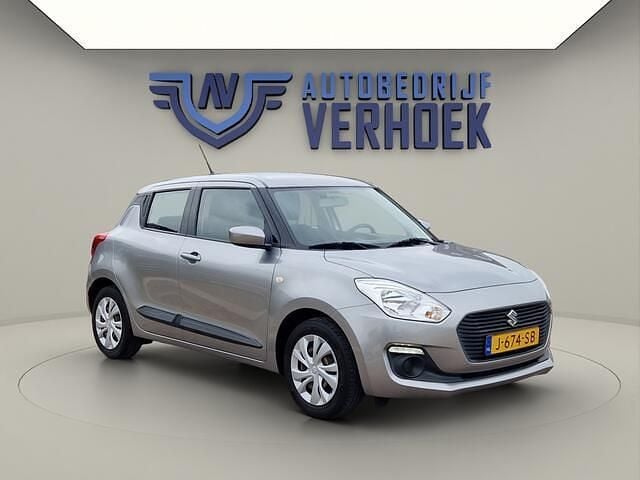 Grijs Gebruikt 2020 Suzuki Swift Comfort Hatchback | € 12.900 (Goede deal) - Afbeelding 1/4