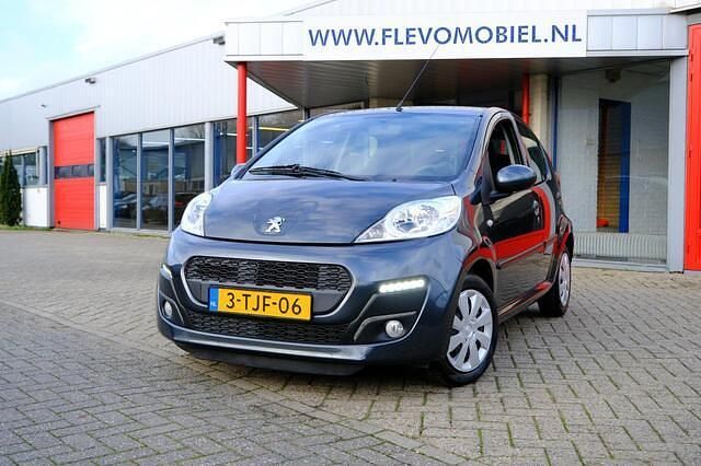 Grijs (metallic) Gebruikt 2014 Peugeot 107 Active Hatchback | € 6.250 (Eerlijke prijs) - Afbeelding 1/4