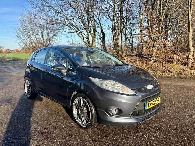 Grijs Occasion 2009 Ford Fiesta Ghia Hatchback | € 3.250 (Goede deal) - Afbeelding 1/4