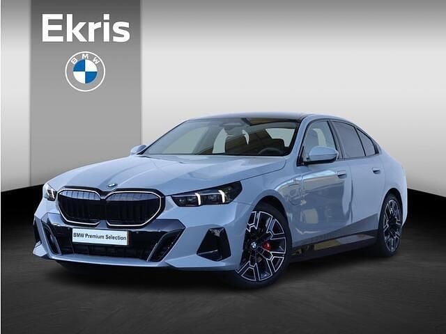 Grijs Gebruikt 2025 BMW 530e Comfort Edition Sedan | € 85.622 - Afbeelding 1/4