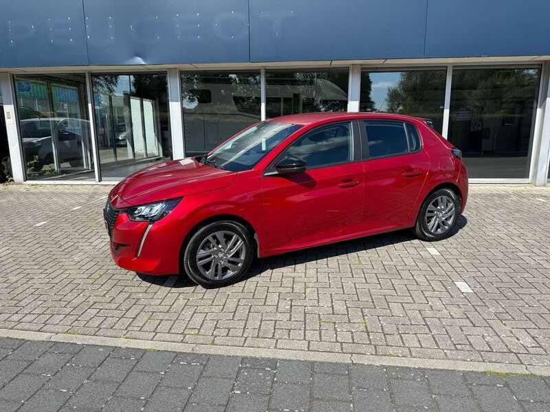 Rood, metallic lak Gebruikt 2022 Peugeot 208 Allure Hatchback | € 16.750 (Super prijs) - Afbeelding 1/4