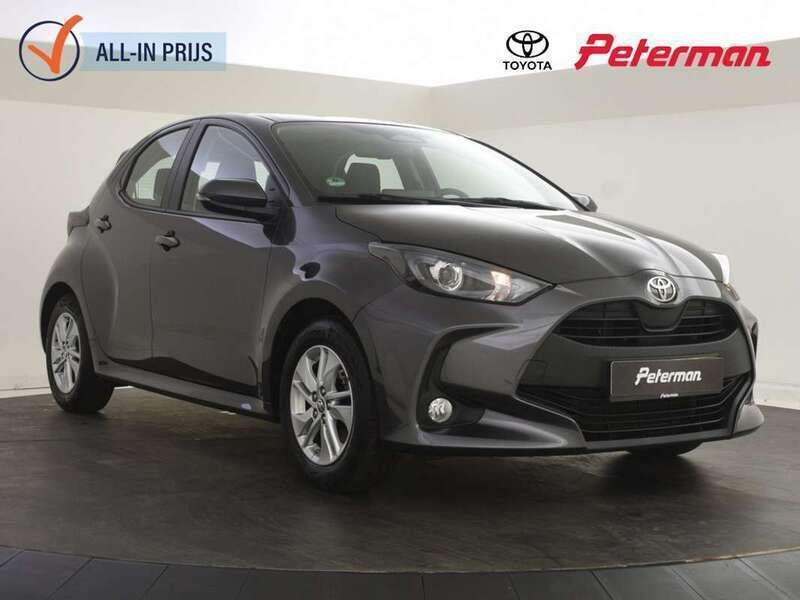 Grijs, metallic lak Gebruikt 2024 Toyota Yaris Hybrid Active Hatchback | € 22.899 (Eerlijke prijs) - Afbeelding 1/4