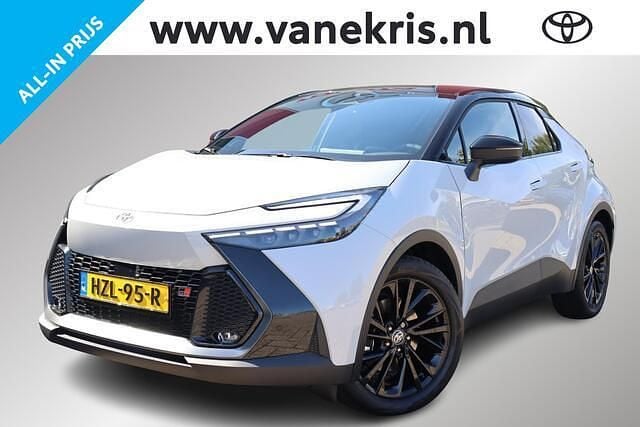 Grijs Nieuw 2025 Toyota C-HR+ Sport SUV | € 43.895 - Afbeelding 1/4