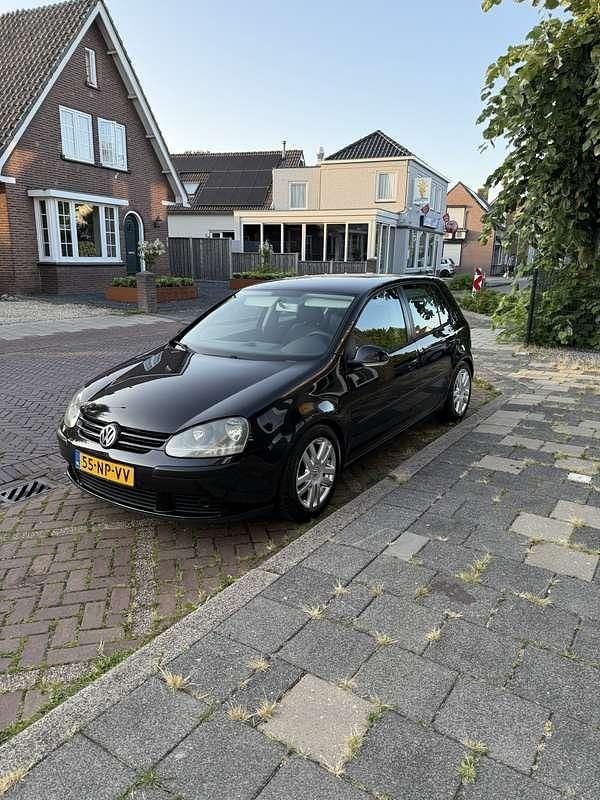 Zwart Gebruikt 2004 VW Golf IV Trendline Hatchback | € 995 (Goede deal) - Afbeelding 1/4