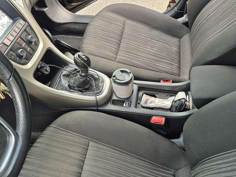 Zwart Occasion 2011 Opel Astra Edition Stationwagen | € 2.500 (Goede deal) - Afbeelding 1/4