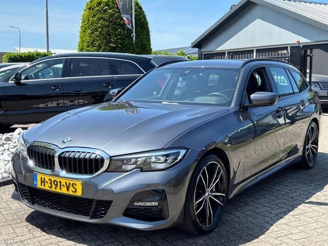 Grijs, metallic lak Gebruikt 2020 BMW 318 M Sport Stationwagen | € 24.450 (Iets duurder) - Afbeelding 1/4