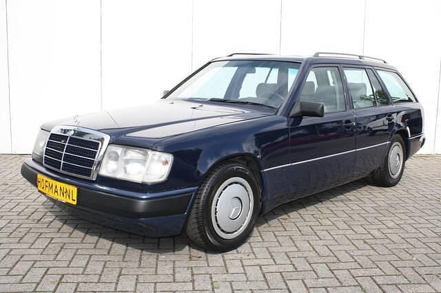 Blauw Gebruikt 1986 Mercedes E230 Sedan | € 15.990 - Afbeelding 1/4