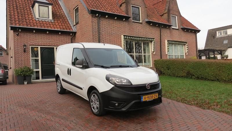 Wit (mat) Gebruikt 2019 Fiat Doblò MPV | € 5.999 (Super prijs) - Afbeelding 1/4