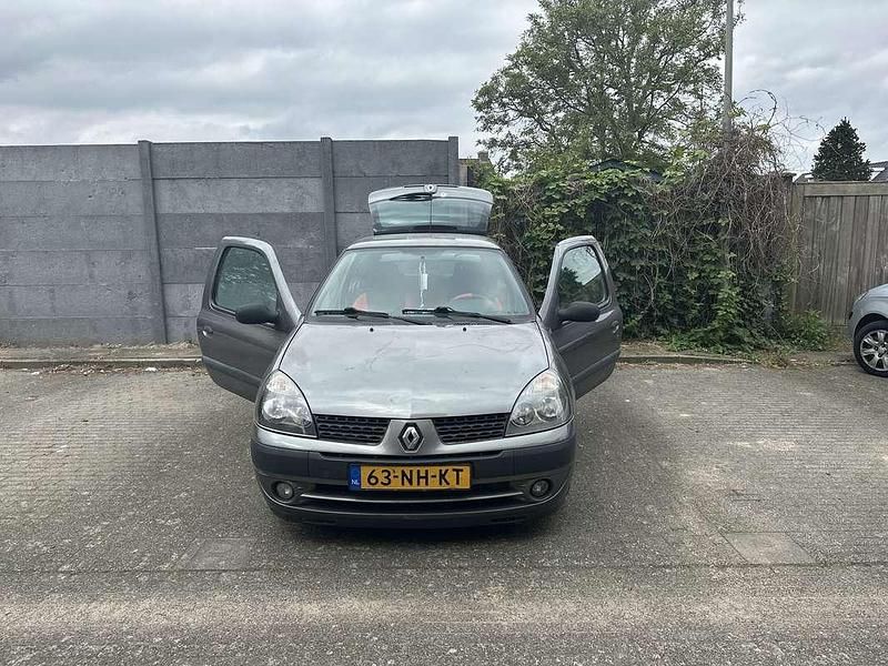 Grijs Gebruikt 2003 Renault Clio II Luxe Hatchback | € 1.700 (Iets duurder) - Afbeelding 1/4