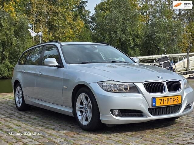Grijs Gebruikt 2011 BMW 318 Stationwagen | € 6.999 (Eerlijke prijs) - Afbeelding 1/4