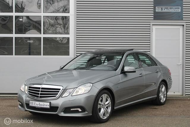 Grijs, metallic lak Gebruikt 2009 Mercedes E350 Avantgarde Sedan | € 23.900 (Duur) - Afbeelding 1/4
