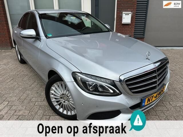 Grijs, metallic lak Gebruikt 2015 Mercedes C180 Prestige Sedan | € 15.600 (Super prijs) - Afbeelding 1/4