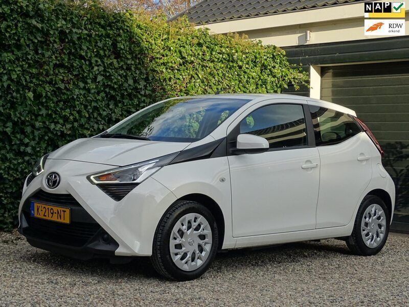 Wit Gebruikt 2021 Toyota Aygo X-play Hatchback | € 9.950 (Eerlijke prijs) - Afbeelding 1/4