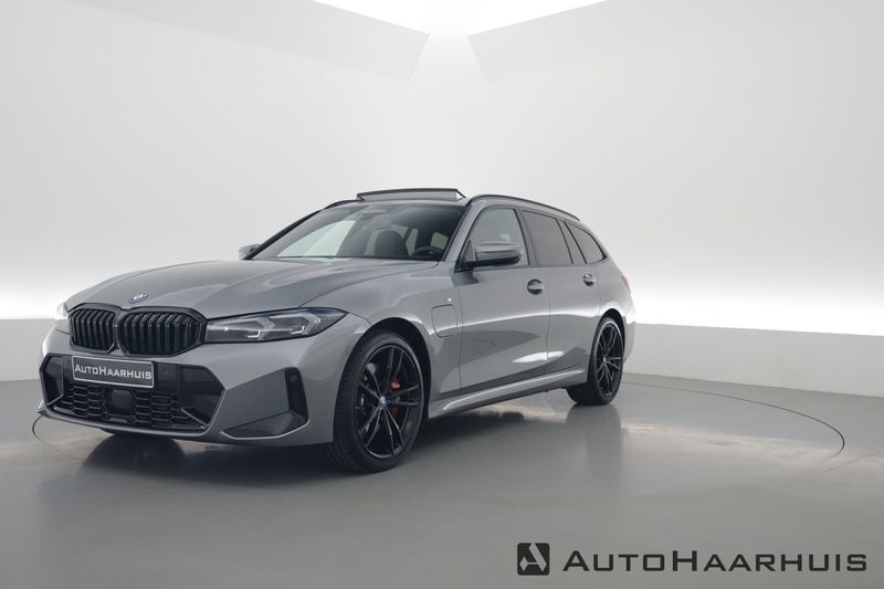 Grijs Gebruikt 2024 BMW 330e M Sport Stationwagen | € 52.850 (Goede deal) - Afbeelding 1/3