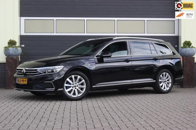 Zwart, metallic lak Gebruikt 2021 VW Passat Business Stationwagen | € 23.700 (Eerlijke prijs) - Afbeelding 1/4