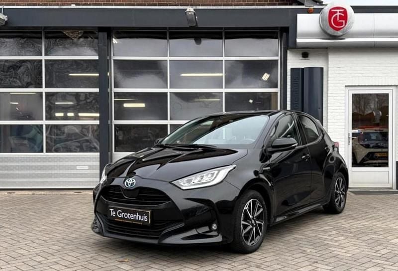 Zwart Occasion 2021 Toyota Yaris Hybrid Hatchback | € 19.400 (Eerlijke prijs) - Afbeelding 1/4