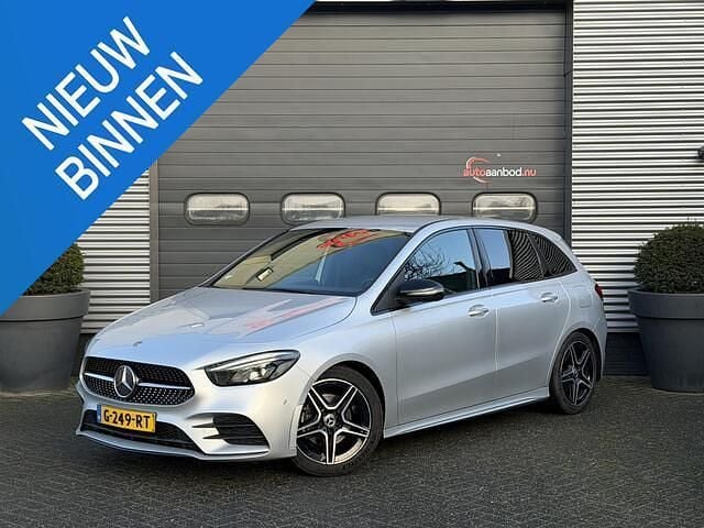 Grijs Gebruikt 2019 Mercedes 180 AMG Sedan | € 17.900 (Goede deal) - Afbeelding 1/4