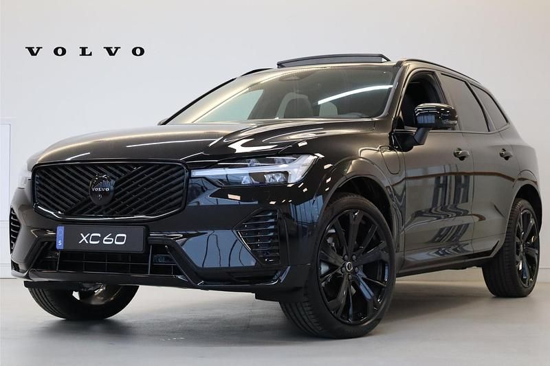 Zwart Nieuw 2025 Volvo XC60 Plus SUV | € 62.895 - Afbeelding 1/4