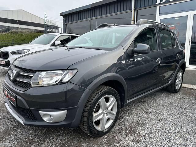 Grijs Gebruikt 2016 Dacia Sandero Hatchback | € 9.400 (Eerlijke prijs) - Afbeelding 1/4
